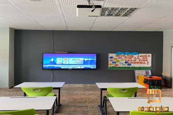 شاشات تعليمية ذكية