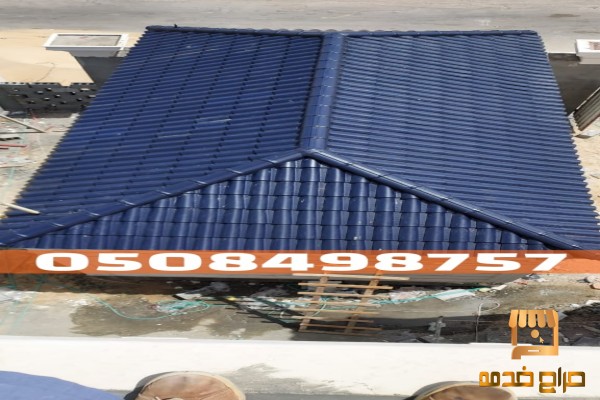 فني تركيب أسقف قرميد في الأحساء